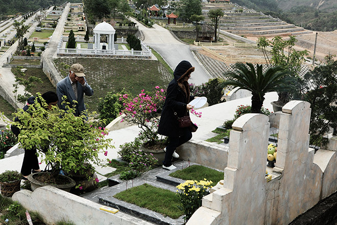 Đốt thẻ ATM, iPhone… cho tổ tiên dịp Tết thanh minh
